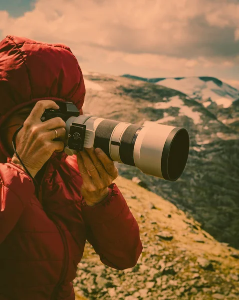 Kadın Turist Alarak Fotoğraf Kamera Dağlar Manzara Norveç Dalsnibba Bölgeden — Stok fotoğraf