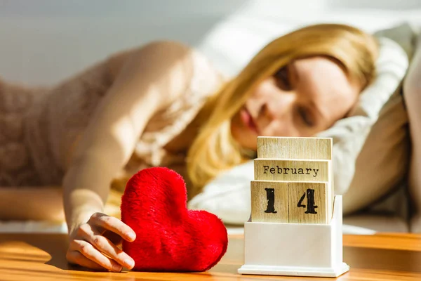 Triste Mulher Solitária Deitada Cama Olhando Para Calendário Valentine Day — Fotografia de Stock