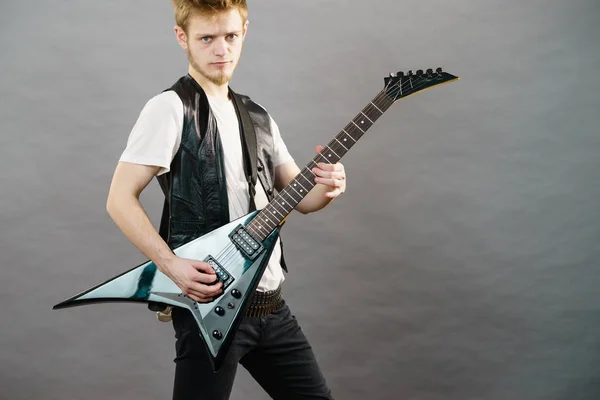エレク トリック ギター重い石音楽再生金属の服を着てハードコアの十代の男 — ストック写真