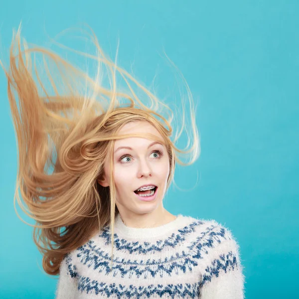 发型观念 幸福观念 穿着冬衣 留着风吹的金发的疯狂少女 — 图库照片
