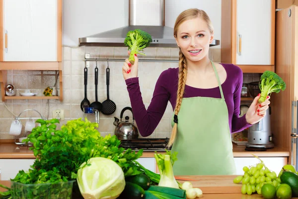 Femme Dans Cuisine Avec Nombreux Légumes Verts Feuilles Des Produits — Photo