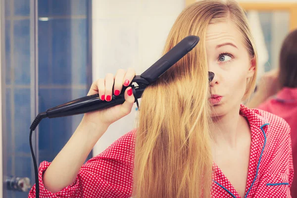 Cura Dei Capelli Concetto Acconciatura Donna Raddrizzando Lunghi Capelli Biondi — Foto Stock