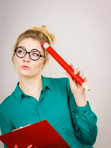 Mujer Negocios Joven Con Chaqueta Pensamiento Intensivo Encontrar Una Gran — Foto de Stock