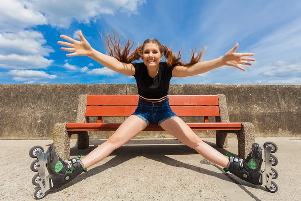 Glad Glad Ung Kvinna Bär Rullskridskor Avkopplande Efter Lång Tur — Stockfoto