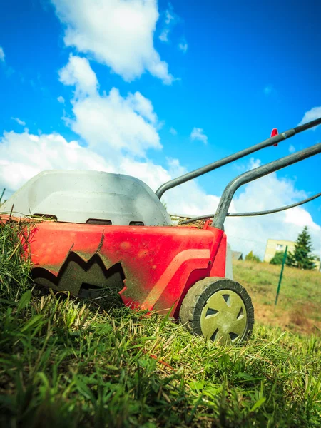 Jardinería Servicio Jardín Vieja Cortadora Césped Cortando Hierba Verde Patio —  Fotos de Stock