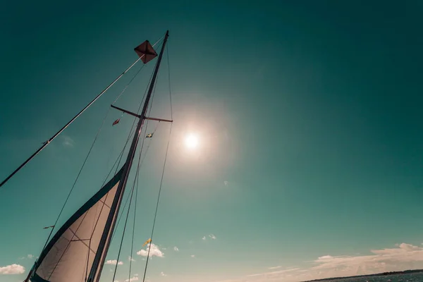 Yachting Zeilboot Tijdens Zonnig Zomerweer Rustig Blauw Zeewater Sportief Vervoersconcept — Stockfoto