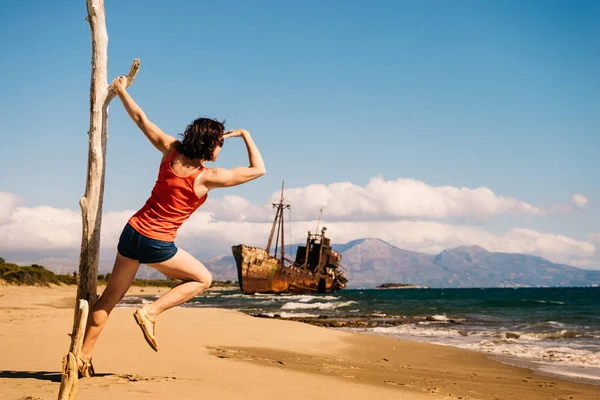 Travel Freedom Mature Tourist Woman Beach Enjoying Summer Vacation Old — Stock Photo, Image