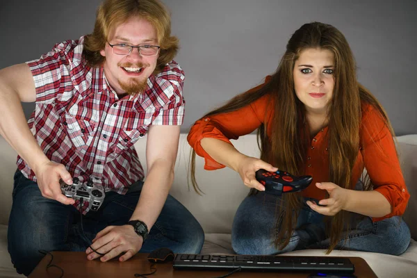 Εθισμένο Ζευγάρι Που Παίζει Βιντεοπαιχνίδια Μαζί Είναι Πολύ Συναισθηματικό Φωτογραφία — Φωτογραφία Αρχείου