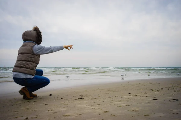 Entspannung Und Muße Frau Geht Strand Spazieren Touristinnen Zeigen Mit — Stockfoto