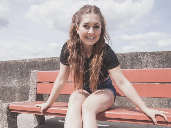 Feliz Alegre Sorrindo Mulher Gastando Seu Tempo Livre Fora Desfrutando — Fotografia de Stock