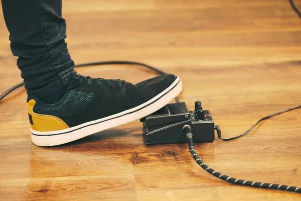 Man Met Muziekinstrument Het Opzetten Van Gitaar Audio Stomp Box — Stockfoto