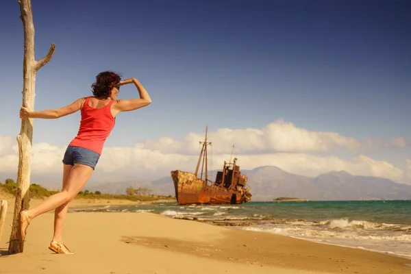 Reisefreiheit Reife Touristin Strand Genießt Den Sommerurlaub Ein Altes Verlassenes — Stockfoto