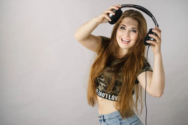 Mulher Adolescente Alegre Ouvindo Música Através Grandes Fones Ouvido Divertindo — Fotografia de Stock