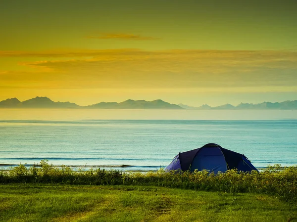 夏にはジムソイサンド砂浜の青いテント 海沿いのキャンプ ロフテン諸島ノルウェー 休日と旅行 — ストック写真