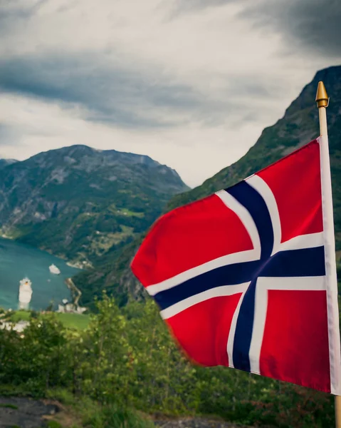 Norwegian Flag Beautiful View Geirangerfjorden Flydalsjuvet Viewing Point Tourist Attraction — Stock Photo, Image