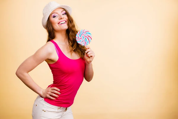 女人抱着五颜六色的棒棒糖在手 — 图库照片