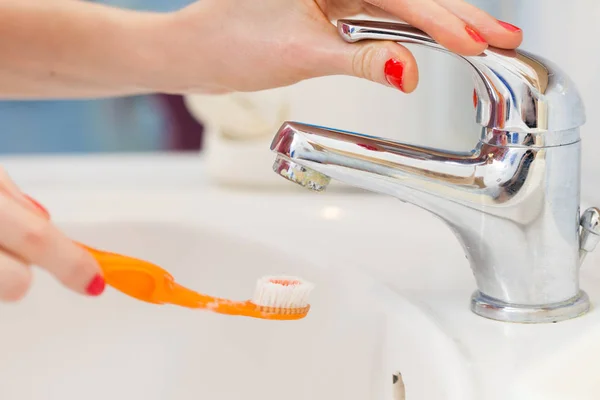 Kvinna rengöring hennes tandborste — Stockfoto