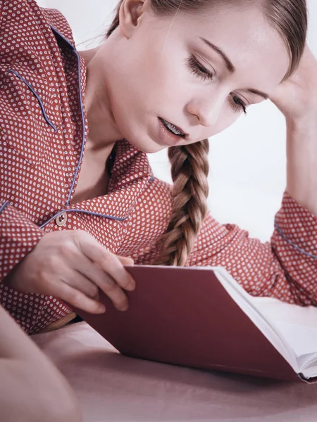 Vrouw in bed lezen boek ontspannen — Stockfoto