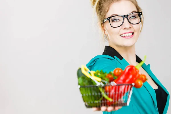 Kobieta trzyma koszyk z warzywami — Zdjęcie stockowe