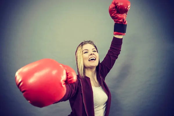 Ganadora con guantes de boxeo —  Fotos de Stock