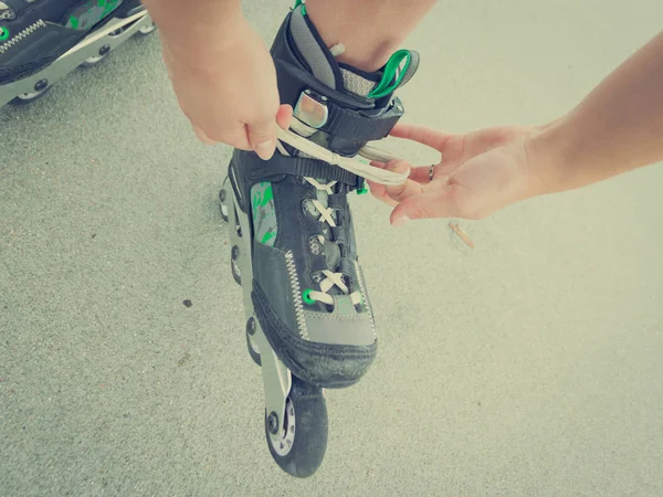 Mulher colocando patins em — Fotografia de Stock