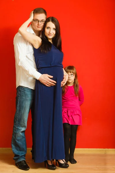 Mujer embarazada, hombre e hija posando . —  Fotos de Stock