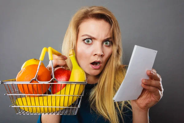 Chockad Kvinna Som Håller Shopping Korg Med Frukter Tittar Bill — Stockfoto