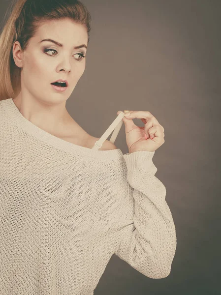 Mujer Conmocionada Confusa Sosteniendo Correa Sujetador Debajo Suéter Concepto Brafitting —  Fotos de Stock