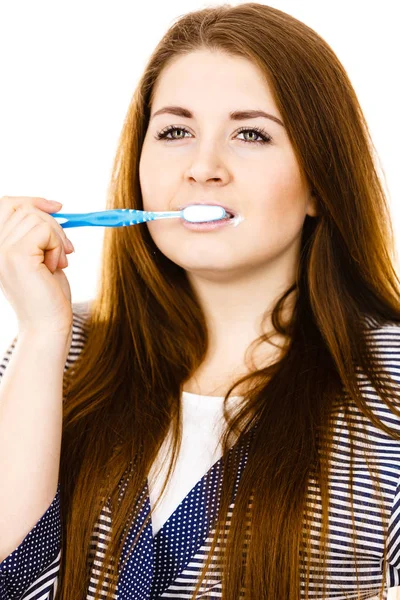 Diş Temizleme Sabahlık Fırçalama Giyen Kadın Diş Fırçası Ile Komik — Stok fotoğraf