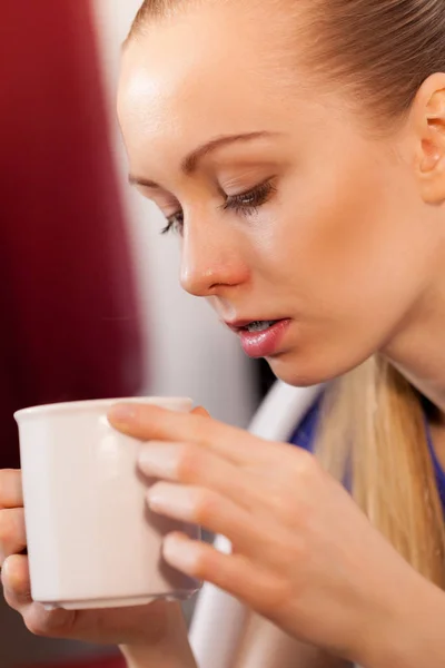 Ung Kvinna Liggande Soffan Varm Filt Dricka Kaffe Eller Annan — Stockfoto