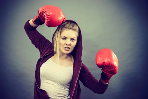 Mulher Determinada Com Raiva Desportiva Usando Luvas Boxe Vermelhas Lutando — Fotografia de Stock