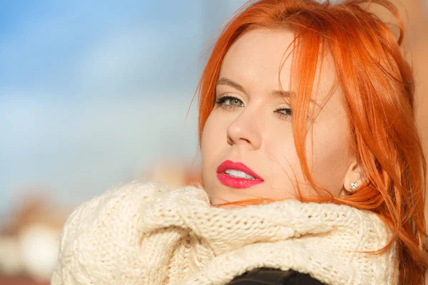 Zima Moda Piękna Twarz Portret Czerwone Włosy Młoda Kobieta Ciepłą — Zdjęcie stockowe