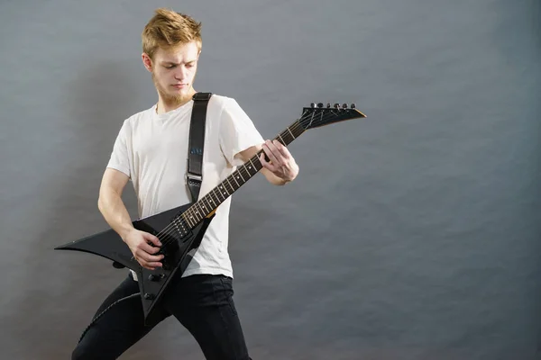 Man Spelar Elgitarr Spelningen Musikinstrument Tonårspojke Med Musikhobby — Stockfoto