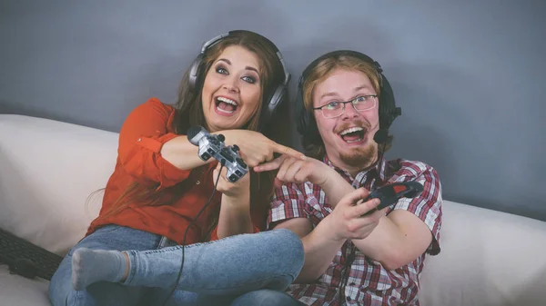 Birlikte Video Oyunu Oynayarak Boş Zamanların Tadını Çıkaran Mutlu Bir — Stok fotoğraf