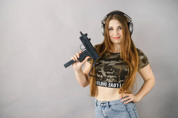 Teenager Woman Wearing Headphones Camo Tshirt Holding Gaming Gun Studio — Stock Photo, Image