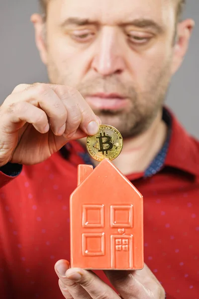 Hombre Pagando Alquiler Casa Usando Criptomoneda Tipo Sosteniendo Modelo Casa — Foto de Stock