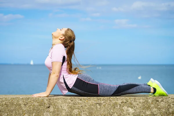 Super Fit Aantrekkelijke Jonge Vrouw Dragen Modieuze Outfit Uit Werken — Stockfoto