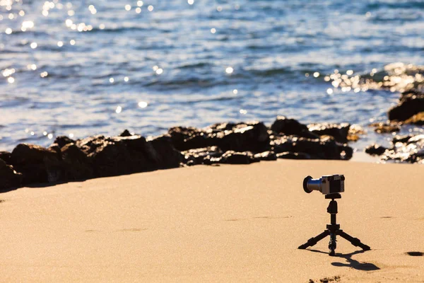 ギリシャの海の海岸線の映像や写真を撮る小さな三脚の上のカメラ ペロポネソス半島 — ストック写真