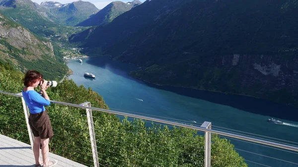 旅游度假图片和旅行 在挪威斯堪的纳维亚半岛 从欧内斯特文根的角度出发 成熟的女性游客欣赏着风景秀丽的峡湾景观 — 图库照片