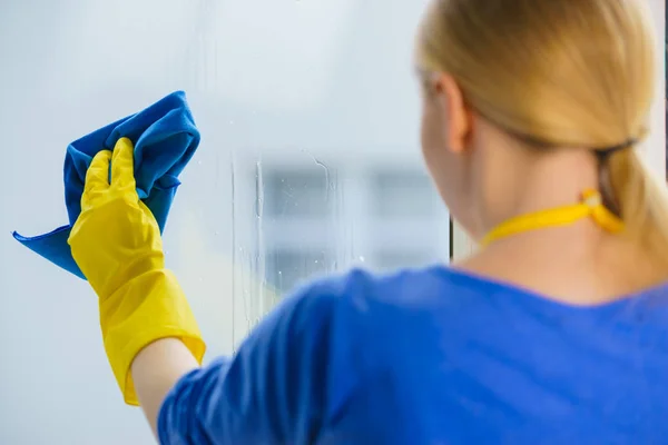 Mujer Usando Detergente Limpieza Tela Para Limpiar Vidrio Ventana Casa —  Fotos de Stock