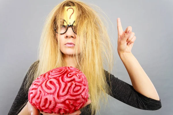 Mujer Rubia Extraña Sosteniendo Cerebro Teniendo Algo Mente Pensando Idea — Foto de Stock