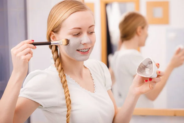 Cuidado Piel Mujer Rubia Baño Aplicando Con Cepillo Máscara Barro — Foto de Stock