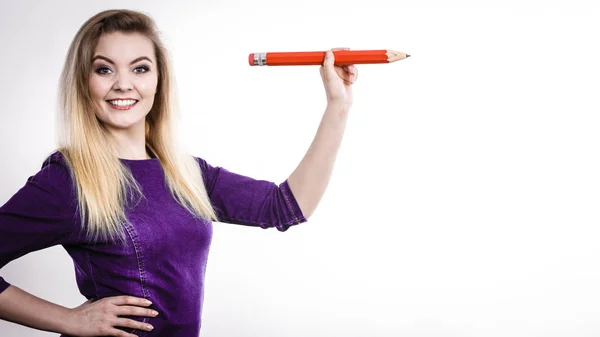 Mujer Sonriente Positiva Estudiante Rubia Maestra Sosteniendo Gran Dibujo Lápiz — Foto de Stock