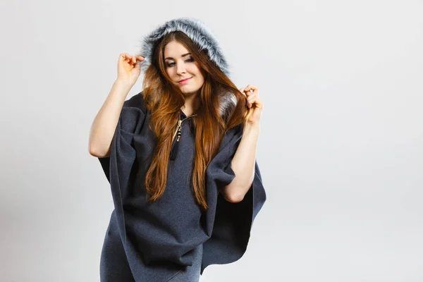 Mulher Feliz Vestindo Poncho Escuro Com Capuz Peludo Moda Inverno — Fotografia de Stock