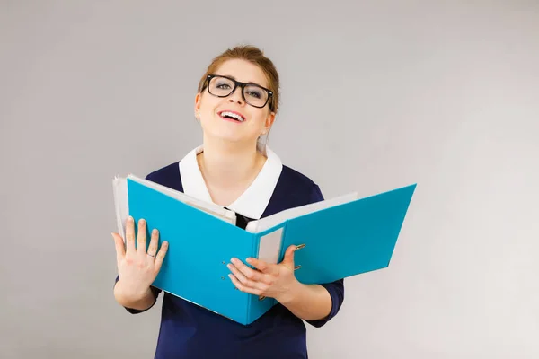 Feliz Contable Positiva Mujer Negocios Con Aglutinante Con Documentos Disfrutando — Foto de Stock