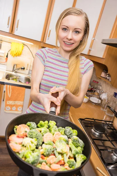 Kobieta Kuchni Gotowanie Mieszać Smażyć Mrożone Warzywa Patelni Degustacji Dziewczyna — Zdjęcie stockowe