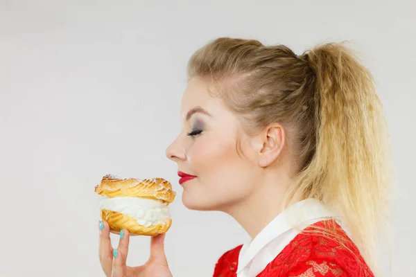 Cibo Dolce Concetto Felicità Donna Che Tiene Deliziosa Torta Soffio — Foto Stock