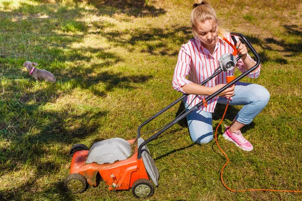 庭付け 家の裏庭 農業の概念の世話をする 晴れた日に芝生に芝刈りをする女性 — ストック写真
