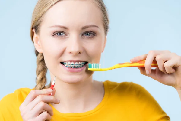 Zubař Ortodontista Mladá Žena Úsměvem Čištění Čištění Zubů Rovnátky Pomocí — Stock fotografie