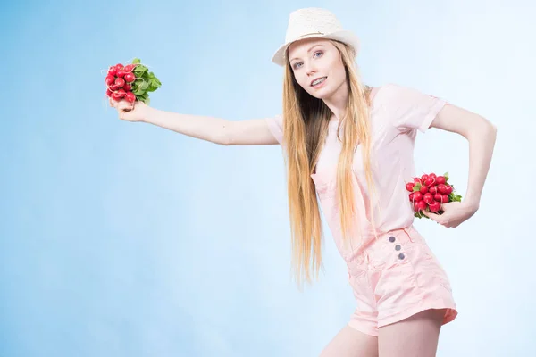 Positive Teenager Blondine Mit Langen Haaren Trägt Sommerkleidung Sonnenhut Mit — Stockfoto